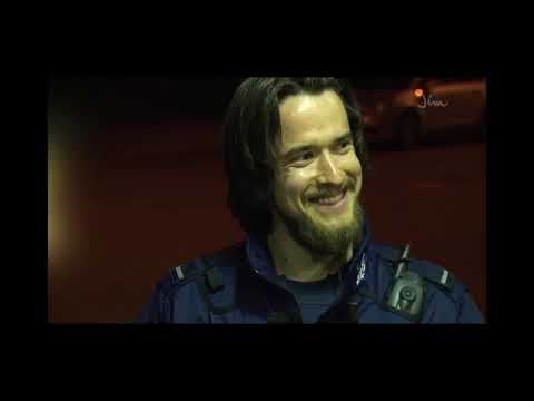 Poliisit Turku - mies esittelee kuvaa peniksestään