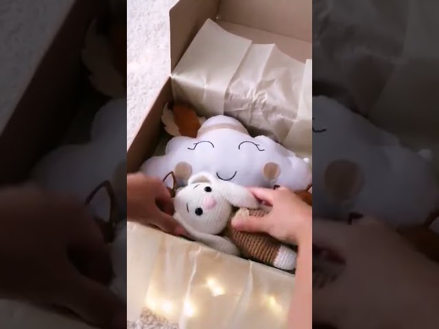 Vídeo relacionado con 9 piezas regalo para recién nacidos regalo para recién nacido niña niño con pelele toallas de baño babero calcetines sonajero caja de recuerdos tarjetas de felicitación baby shower fiesta