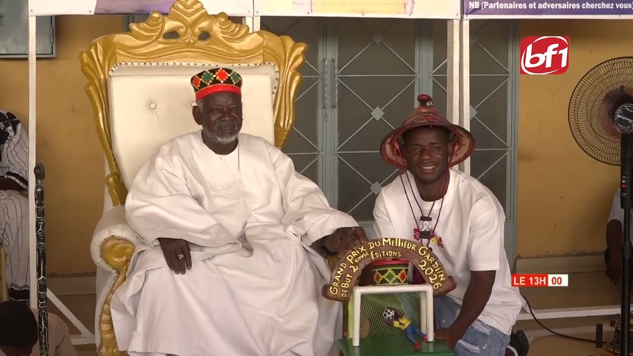 Ligue 1 : Moussa Traoré reçoit son trophée de meilleur gardien des mains du Moogho Naaba Baongho