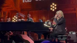 DARYL HALL Performs BABS AND BABS After Annoucing a New Episode of The Live at Daryl's House Band