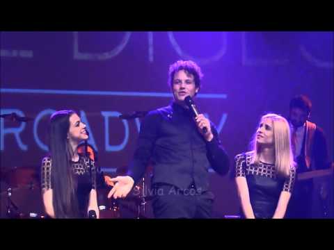 DANIEL DIGES contando uno de sus súper chistes! Calle Broadway Barcelona 29-04-2016