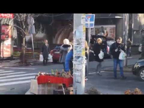 PAPARACO: Dušica Jakovljević s decom otišla po badnjak