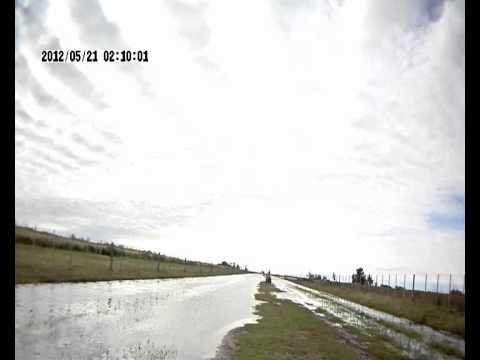 cruzando laguna en la pampa