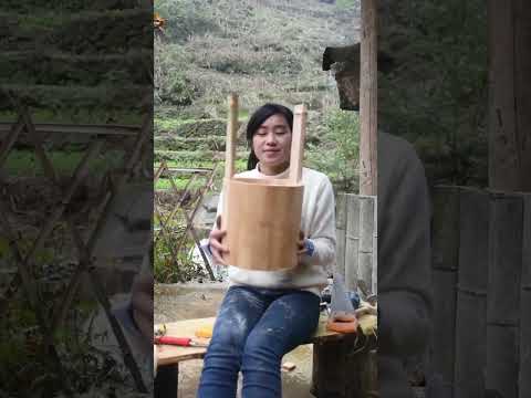 The genius girl makes bamboo barrels by hand, watertight