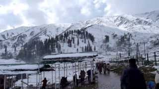 preview picture of video 'Gondola ride at Gulmarg'