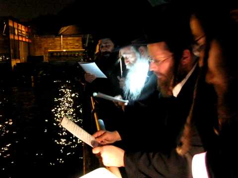 Tashlich with Chernobyler Rebbe