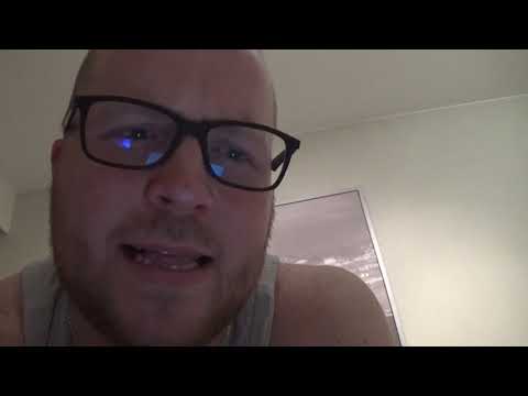 Patrik Pakkanen kuvaa itseään kotona hihattomassa paidassa