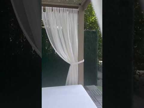 Бергамо. Ліжко вуличне, шезлонг, альтанка