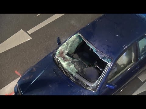 Fußgänger von PKW erfasst - in Windschutzscheibe eingeklemmt am Bonner Stadthaus am 22.06.18