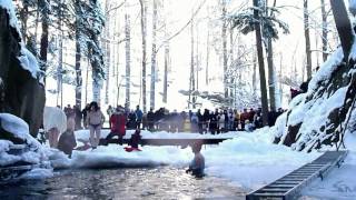 preview picture of video 'Przesiecka Sylwestrowa Kąpiel Morsów -  Przesieka 2010  - wodospad w Podgórnej'