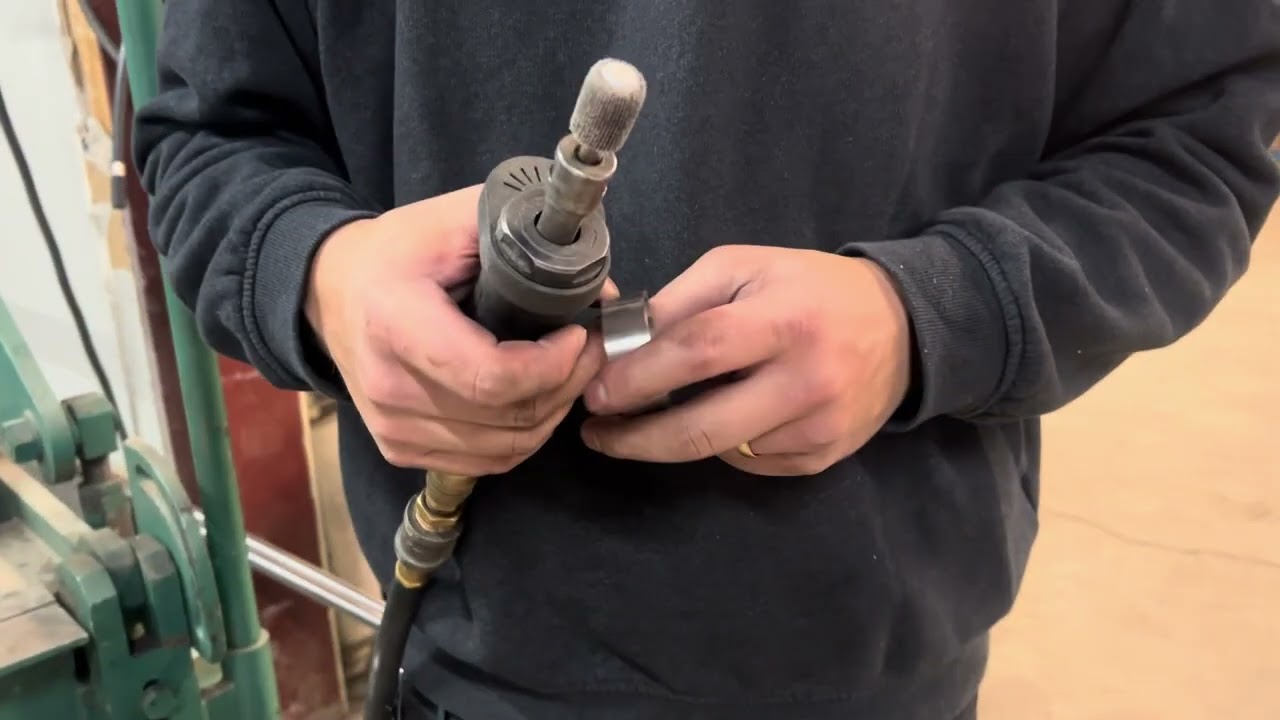 Gapping locking hubs for slide fit