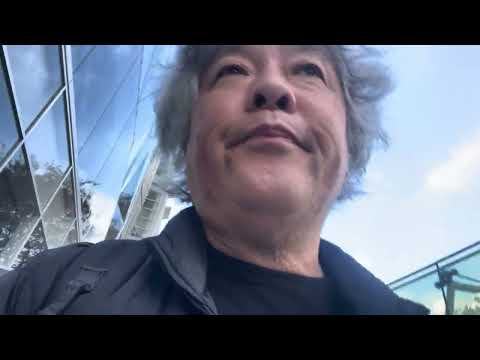 惑星は周転円上で回転し、周転円自体も傾斜面上で回転します。このシステムにより、惑星の逆行運動をモデル化することができます。