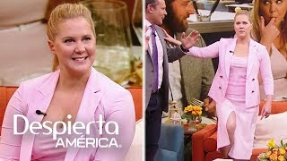 Amy Schumer habla español, imita a un flamenco y hasta hace ‘duckface’ en vivo