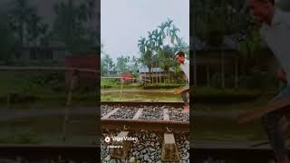 preview picture of video 'Railway track par cricket khelte Paliwar keep bache'