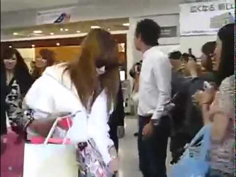 2ne1 in the airport 100530