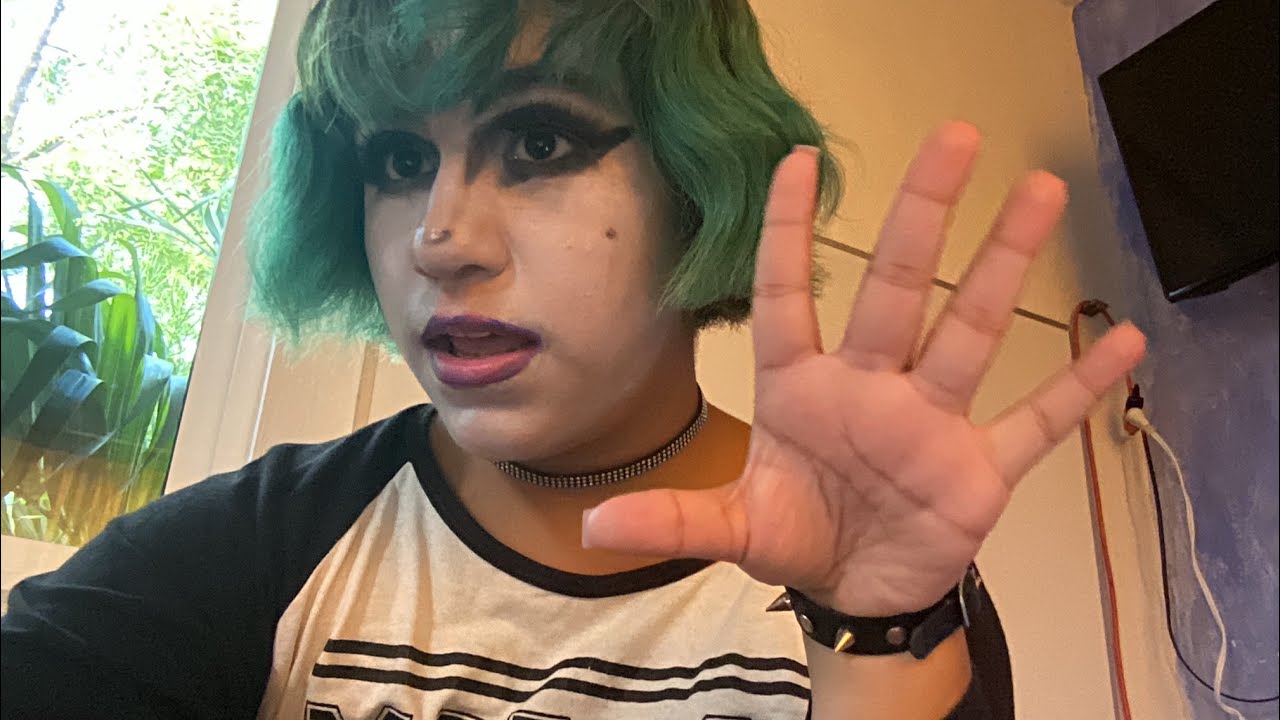 GIRLIER tries goth makeup for the first time and does many mistakes lol