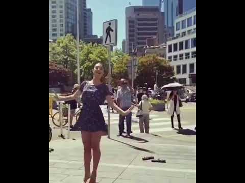 یک دل میگه برم برم    یک دلم میگه نرم  نرم،   طاقت نداره دلم دلم    بی تو چه کنم