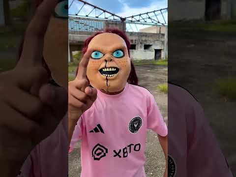 Miren lo que le paso a Chucky por pasar por el HOYO