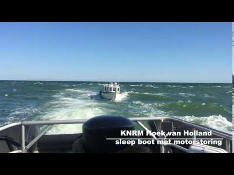 KNRM sleept boot met storing van zee