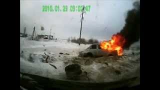 preview picture of video 'Car accident with a truck burst into flames.'