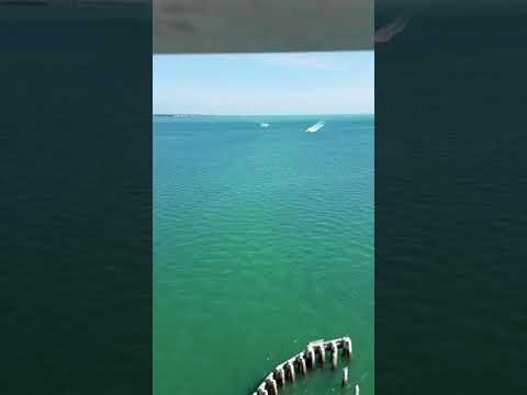 Luz Marina Echavarria.  Arriba del puente, observando caminos en el agua.