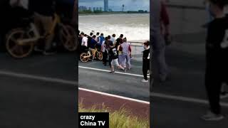 こういうやつらが台風の日に畑の様子見に行って、大体帰って来なくなるパターン（中国）⑮