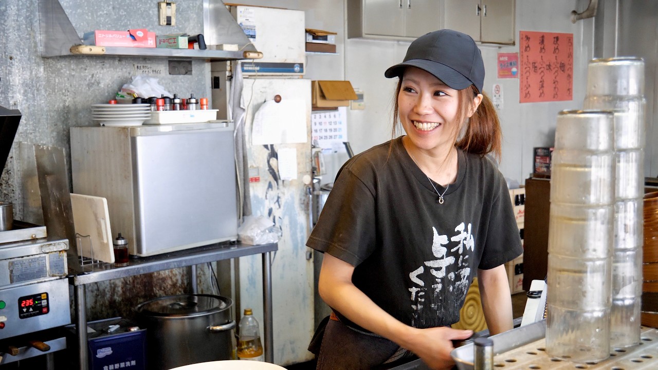 平ザル捌きすごっ！28歳女性店長が気合いで回す家系ラーメン店！