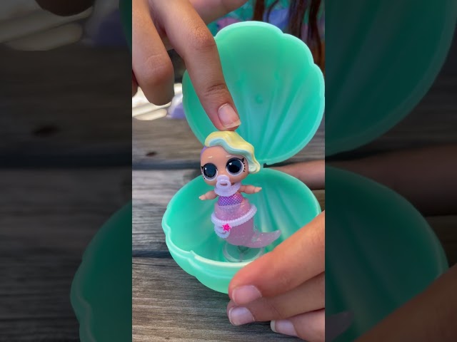Vídeo relacionado con L.O.L. Surprise! Mermaids Makeover Magic Baby Sisters - Cola de Sirena Que Cambia de Color con Bola de Concha, 6 Muñecas para Coleccionar - para Mayores de 4 Años
