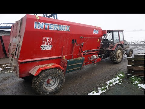 Wóz paszowy INTERMIX R6 z Ursusem C-330. Paszowóz do wąskich i niskich obór