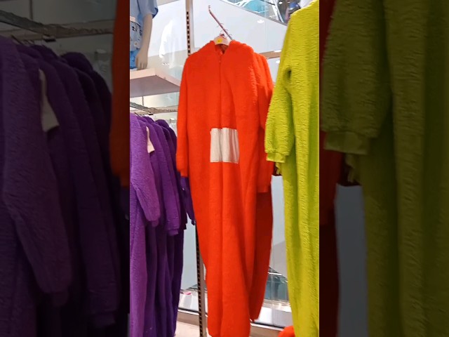 Vídeo relacionado con Rubies Disfraz Teletubbies Laa Laa Deluxe para adultos, Traje completo con cubrezapatos y gorro, Talla Estandar, Oficial Teletubbies para Carnaval, Halloween, Fiestas, Cumpleaños, Despedida