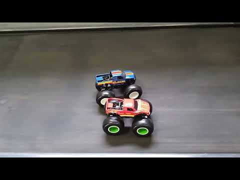 Race#003 - BIGFOOT vs SNAKE BITE - 1:64 Monster Truck Racing!