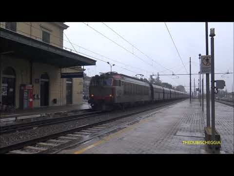 UN TRENO MERCI IN TRANSITO NELLA PIOGGIA A BORGO S. DALMAZZO  (CN) GOV.  29 - 4 - 2021.