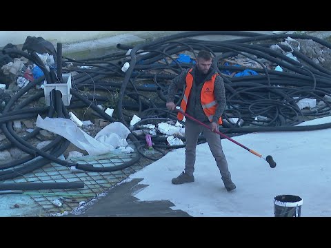 Top News - Pse ankohen punonjësit në Shqipëri  /  Orare të zgjatura, mospagesa e informaliteti