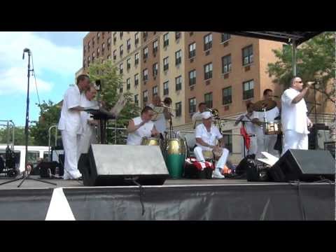 danny morales performing with la epoca