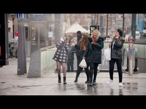 CarNext brengt F1-feest naar Amsterdam met Max Verstappen en knallende 'champagne'