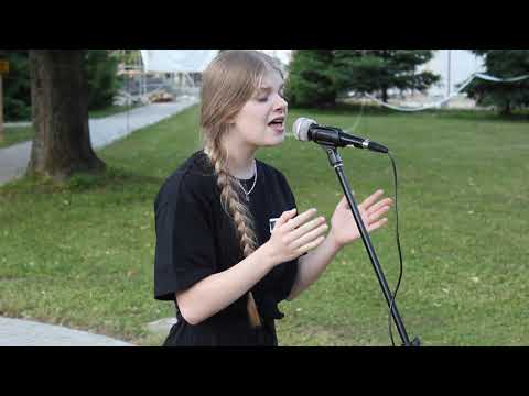 Martyna Guzy śpiewa piosenkę Agnieszki Osieckiej