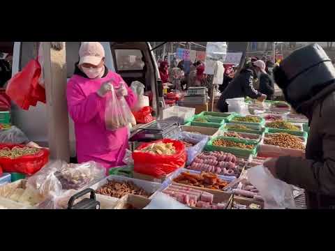 Lively vegetable market in rural Shandong, China