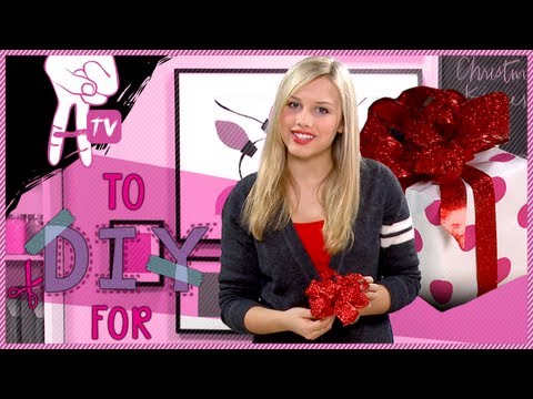 How to Wrap A Christmas Gift for your BFF - 2 DIY For Ep. 1