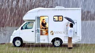 降り続く大雨の中、軽バンから大型キャンピングカー生活へ。