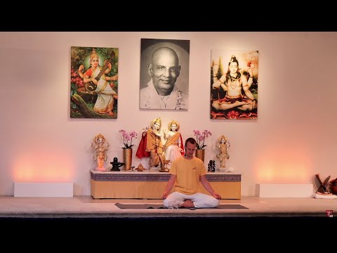 Yogastunde Mittelstufe "Chakrakonzentration" mit Adrian - Yoga Vidya Live,  31.03.2022, 09:15 Uhr