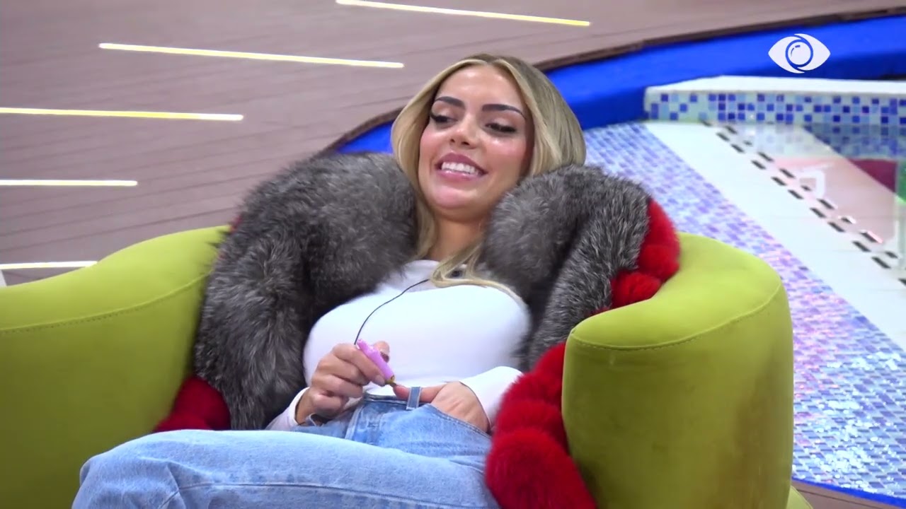 Brikena-Rogertit: Të rrofshin halla dhe xhajat, se për fansat…