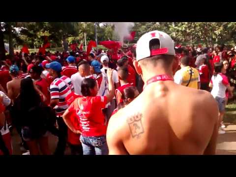 "BANDERAZO - En el barrio San Fernando hay una banda - Yo soy de la Mecha" Barra: Baron Rojo Sur • Club: América de Cáli • País: Colombia