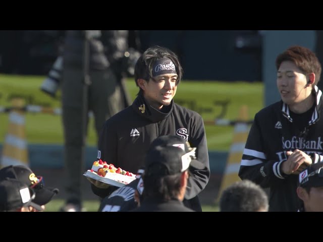 【春季キャンプ】本日31歳の誕生日を迎えたホークス・上沢直之に、女房役となる海野隆司から素敵なプレゼント!?  2025年2月6日 福岡ソフトバンクホークス
