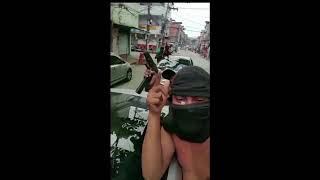 Vídeo mostra homens armados circulando pela favela Nova Holanda