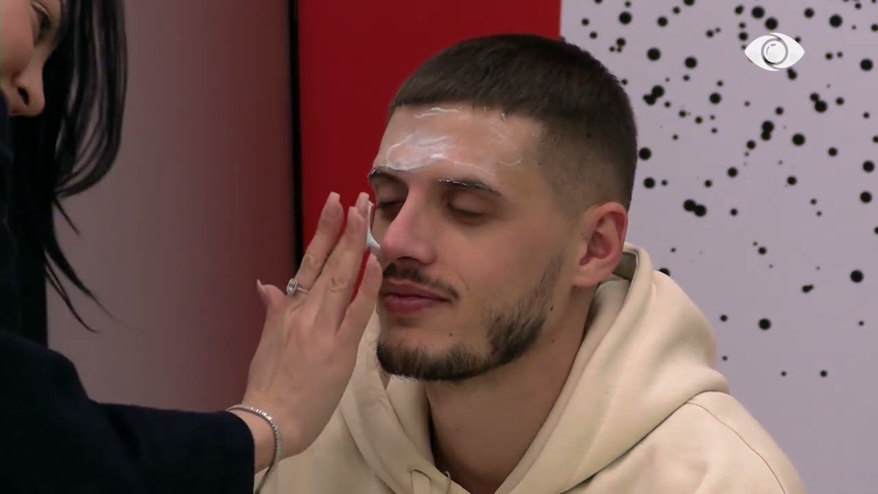 “Djemtë e shtëpisë sonë po thyejnë tabu” / Sara i bën trajtim fytyre Bardhit - Big Brother VIP 3
