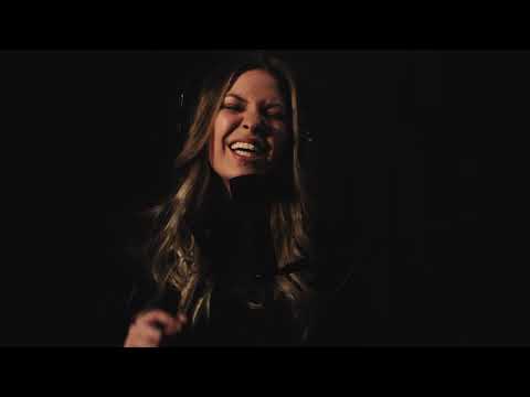 Zuzana Navarová | Sedávám na domovních schodech (cover) | Red Socks Orchestra & Lucie Šťastná