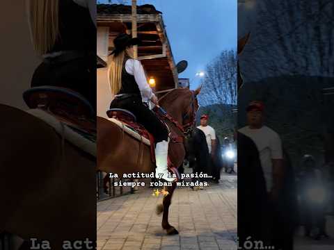 Belleza que cabalga… imposible ignorarla 🔥🐎Beauty in motion… impossible to ignore ✨🔥