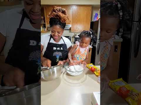 Make chocolate chip cookies with us!