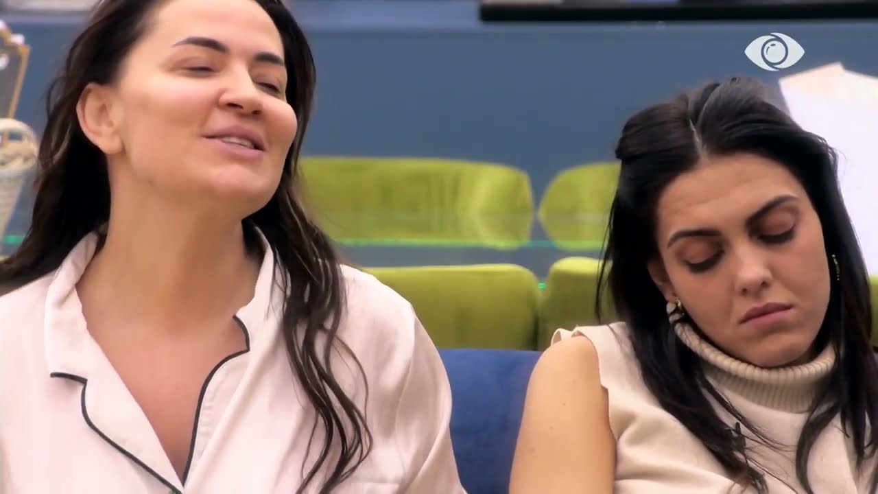 Nga “Bella Ciao” te “Lule Lulë, Macë Macë”, Rozana vijon të këndojë nën ritmet e kitarës