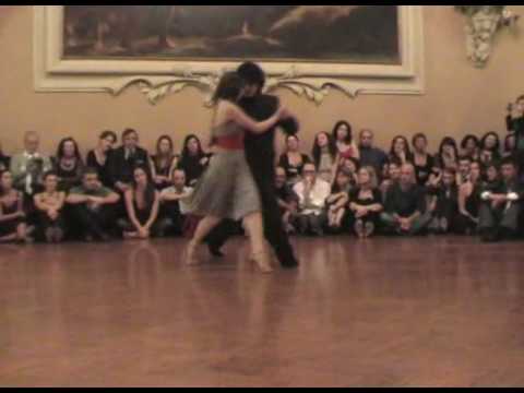  Federico Naveira  and  Inés Muzzopappa  are  dancing  to  the  vals  "  La Tapera  "